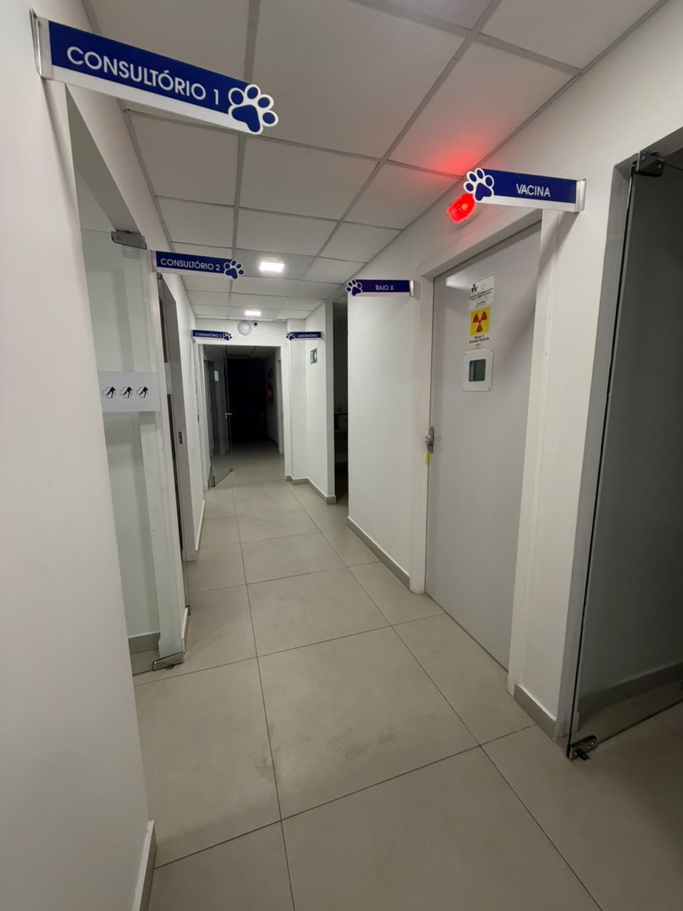 Corredor de consultórios e sala de vacina